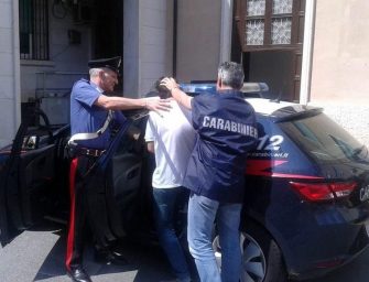 Modena, ruba e sferra pugni: arrestato