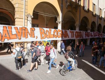 “Salvini, Bologna ti odia! No al razzismo”. Striscione di 40 m del Cua