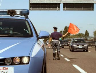 A1. Si ribalta un camion di farina, 14 km di coda a Fiorenzuola