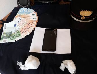 Reggio. Vede i carabinieri, getta la coca dalla finestra: arrestato