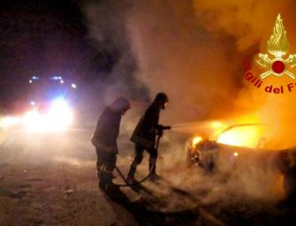 Reggio, una Bmw va a fuoco in via Settembrini