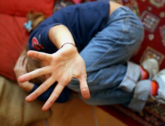 Abusi su bimba di 8 anni, arrestato
