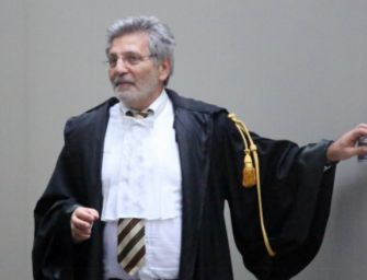 Giudice Aemilia processa Oscar Wilde