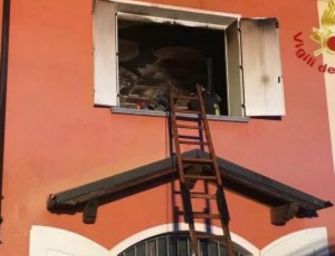 Dà fuoco alla casa, morto il figlio di 11 anni