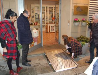 Reggio senza barriere: 68 negozi del centro pienamente accessibili ai disabili