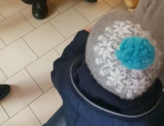 Bimbo di 2 anni incastrato con la testa