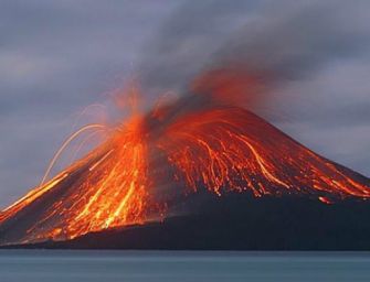 Erutta il Krakatoa e scatena uno tsunami: oltre 220 morti in Indonesia
