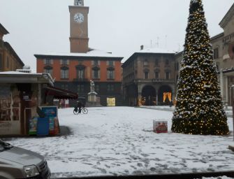 L’Emilia si risveglia imbiancata: martedì tregua, ma poi gelo e ancora neve