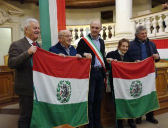 Reggio. Il sindaco Vecchi consegna il Primo Tricolore ai partigiani