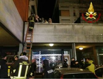 Incendio in via Turri: 2 morti e 2 bimbi gravi, 38 intossicati
