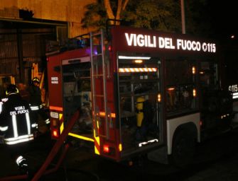 Incendio a Villa Cadè: bruciano 4 auto, rogo doloso