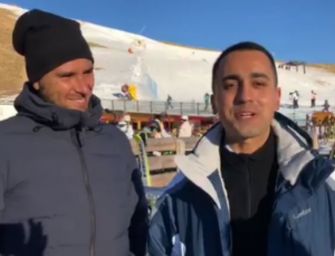 Di Maio-Di Battista sugli sci: stop privilegi