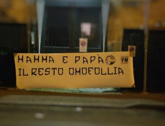 Lo striscione di Forza Nuova sotto casa di Pizzarotti