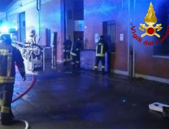 Reggio, nella notte a fuoco un deposito di componenti per assemblaggio pc