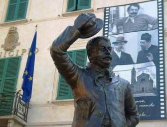 Brescello. La statua di Peppone ‘abbattuta’ dai selfie