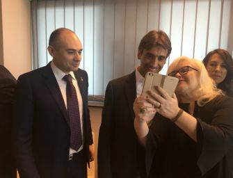 5s contro Salati. Lui: macchina del fango