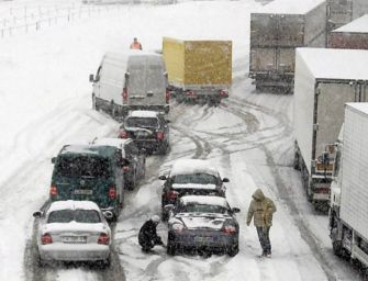 Neve e caos in Autobrennero, ‘rinviate i viaggi’