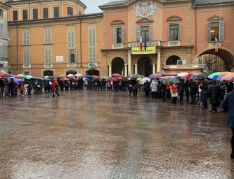 Reggio. Al canto di ‘Bella ciao’, catena umana contro le politiche migratorie del governo