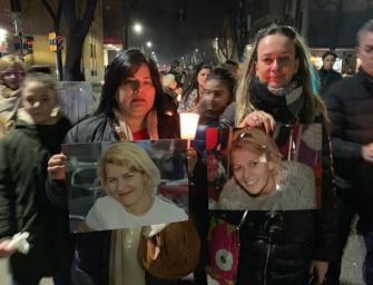 Fu uccisa a coltellate e bruciata a Modena, in mille sfilano al corteo in sua memoria