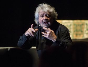 Bologna, gruppo no-vax contesta Beppe Grillo durante il suo spettacolo “Insomnia”