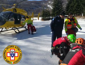 Lago Ballano, escursionista scivola sul ghiaccio e precipita per 50 metri: trauma toracico e cranico, ma è salva