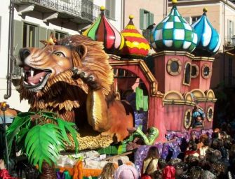 Carnevale, bimbo di 2 anni sotto il carro