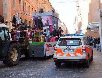 Bologna. Bimbo cadde dal carro di Carnevale e morì: tre indagati, c’è anche la mamma