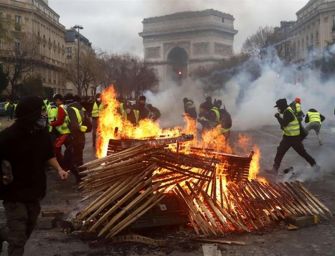 Gilet gialli, scontri con la polizia: fiamme e feriti sugli Champs-Élysées