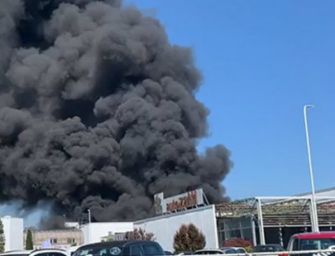 Incendio all’Autozatti di Lentigione, sarebbero circa 80 i mezzi distrutti