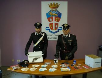 Gualtieri. E’ ai domiciliari, le trovano la droga e una pistola. Arrestata