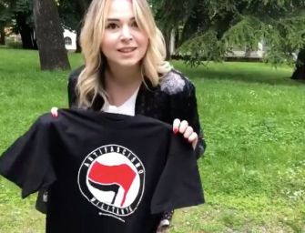 Manghi (Fdi) si pulisce la scarpa con maglietta antifascista