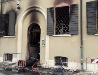 Mirandola, rogo vigili: restano gravi 2 feriti