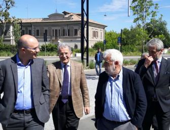 Prodi in visita alle Reggiane: Vecchi non ha bisogno di consigli, sa come si vince