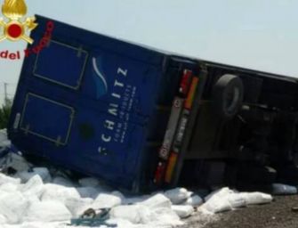 Camion si ribalta: un morto. Traffico bloccato tra Parma e Reggio in A1