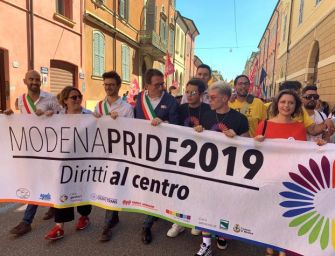 A Modena migliaia di persone in corteo per il Gay Pride
