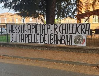 Striscione di Casapound sul cancello della scuola di Barco di Bibbiano: “Nessuna pietà”