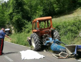 Vetto. Il trattore si ribalta nel campo e piomba sulla strada: morto 55enne