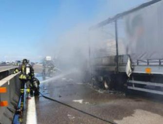 Scontro fra 3 camion: 1 morto. Riaperta A14