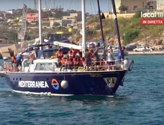 La barca della ong Mediterranea forza il blocco ed entra nel porto di Lampedusa. Ira di Salvini: “Complici dei trafficanti”