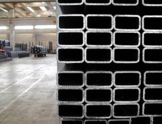 Infortunio sul lavoro alla Padana Tubi di Guastalla: operaio di 45 anni schiacciato da una bobina di fili d’acciaio