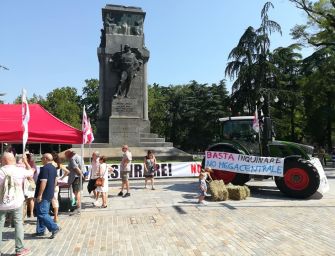 Cento trattori sfilano per Reggio per dire no all’impianto di biogas
