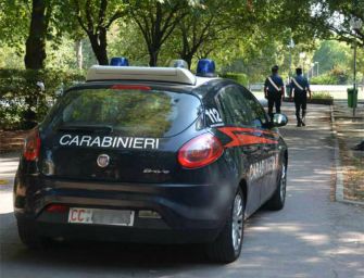 Sorpreso a spacciare in zona stazione a Reggio, si scaglia sul carabiniere