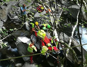 Scivola nel fiume Dolo mentre pesca a Civago, 66enne salvato dal Soccorso Alpino