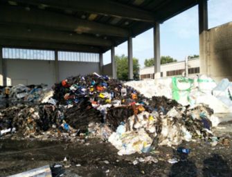 Incendio in un’azienda di rifiuti di materiali plastici a Bibbiano