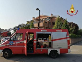 San Lazzaro di Savena: cade dal terrazzo e resta appeso al balcone, salvato dai vigli del fuoco