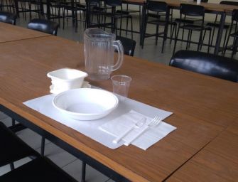 La Mensa Caritas di Reggio festeggia i 25 anni di attività: via la plastica, ora è tutto in materiale compostabile