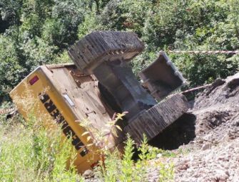Varano de’ Melegari. La ruspa si ribalta e lo schiaccia, morto operaio di 39 anni