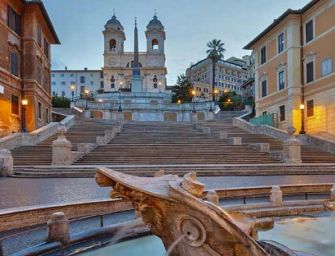 E’ un monumento, vietato sedersi sulla scalinata di Trinità dei Monti
