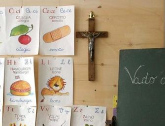 Il Comune di Ferrara compra 385 crocifissi per le scuole. Il sindaco: “Simbolo di identità culturale”