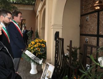 Girasoli per Luciano Pavarotti alla sua tomba a Montale